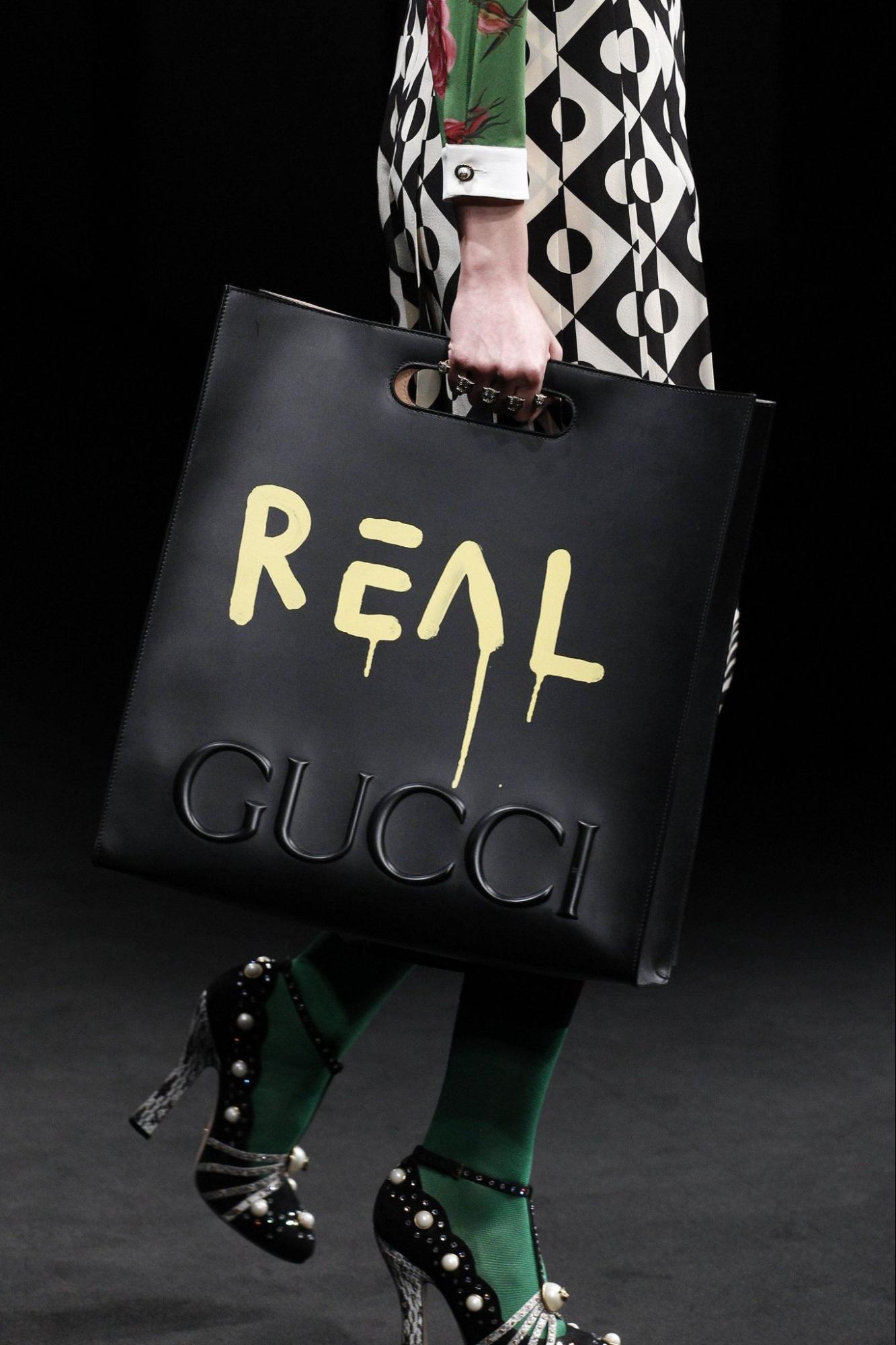 Надпись на сумке Gucci